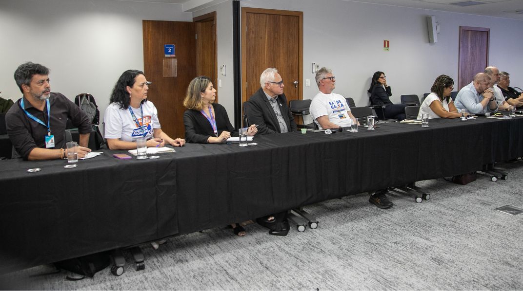 Mesa-permanente-com-a-Caixa.jpg