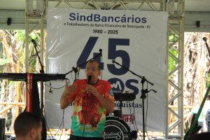 claudio microfone palco 32