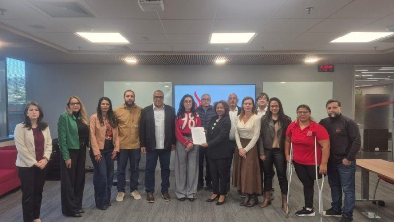 Representantes dos funcionários do Santander entregam minuta de reivindicações ao banco após encontro nacional