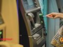 Bancos lucram mais com digitalização, mas clientes e trabalhadores pagam a conta